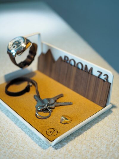 vide-poche métal ARTPINA® vide-poche métal blanc avec support de montre et fond personnalisé - ARTPINA®