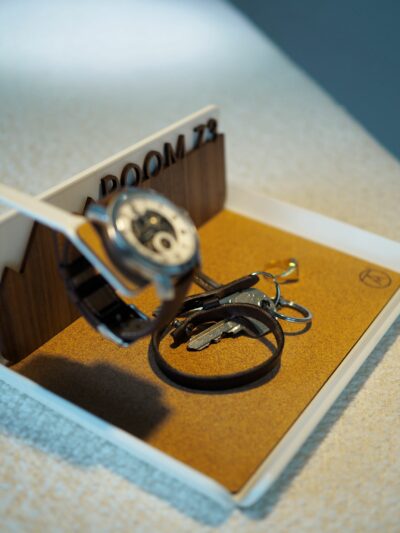 vide-poche métal blanc avec support de montre et fond personnalisé - ARTPINA®