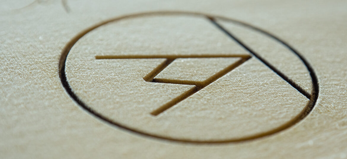 Logo sur bois de la marque ARTPINA. Gravure sur bois avec effet de profondeur