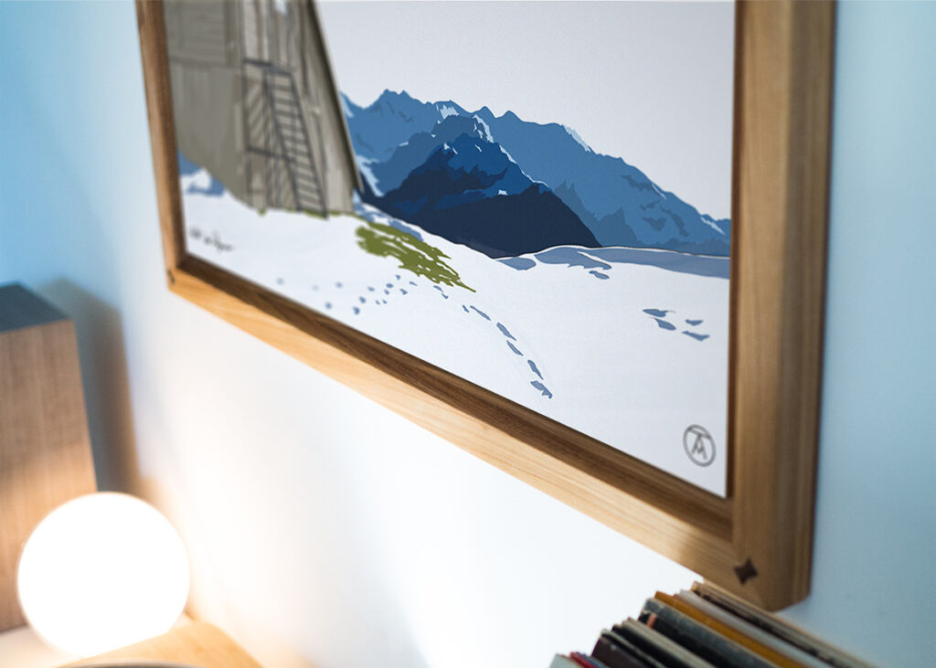 Vue rapprochée d'une œuvre de la marque Artpina. Tableau Chalet de montagne accrochée au mur avec cadre en frêne de la marque Artpina