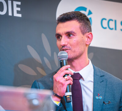Actualité Nicholas PERILLI au micro lors de la cérémonie de remise des trophées de la CCI de Savoie.