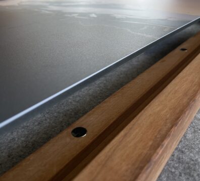 Vue rapprochée d'un cadre de la marque Artpina. Cadre en noyer et son système aimanté d'attache rapide des œuvres