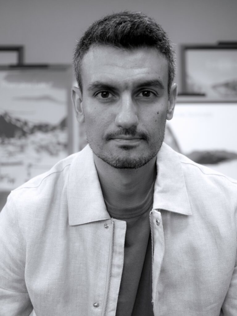 Photo de profil de l'artiste entrepreneur Nicholas PERILLI en vue rapprochée.
