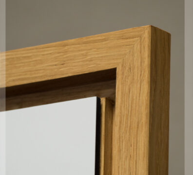 Vue rapprochée du cadre en chêne massif pour les œuvres ARTPINA