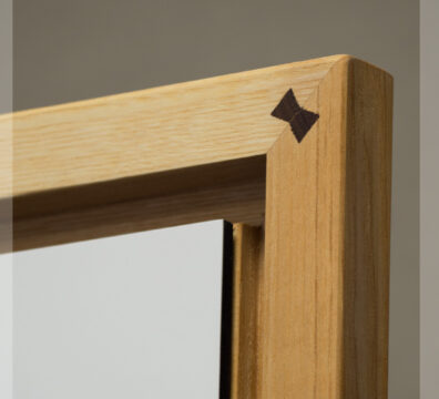 Vue rapprochée du cadre en frêne massif pour les œuvres ARTPINA