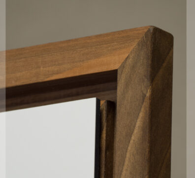 Vue rapprochée du cadre en noyer massif pour les œuvres ARTPINA