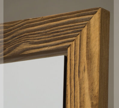 Vue rapprochée du cadre en vieux bois pour les œuvres ARTPINA