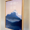 Tableau de Savoie, le mont Trélod, et son cadre en frêne massif de l'artiste Nicholas PERILLI en vue de côté.