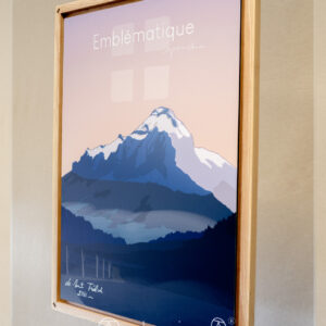 Tableau de Savoie, le mont Trélod, et son cadre en frêne massif de l'artiste Nicholas PERILLI en vue de côté.