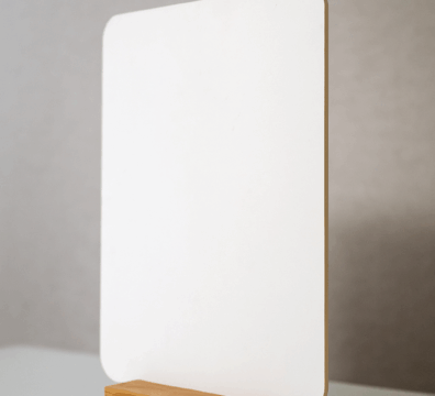 Panneau blanc sur fond neutre