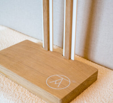 Support d’œuvre desing ARTPINA®. Chevalet moderne, à la forme de skis alpins dans un design fin et épuré