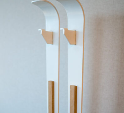 Support d’œuvre desing ARTPINA®. Chevalet moderne, à la forme de skis alpins dans un design fin et épuré