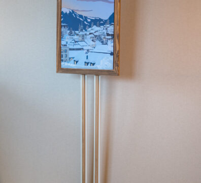 Support d’œuvre desing ARTPINA®. Chevalet moderne, à la forme de skis alpins dans un design fin et épuré