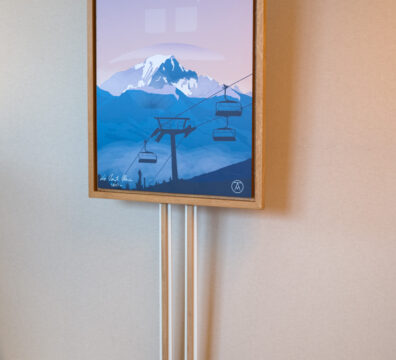 Support d’œuvre desing ARTPINA®. Chevalet moderne, à la forme de skis alpins dans un design fin et épuré