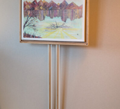 Support d’œuvre desing ARTPINA®. Chevalet moderne, à la forme de skis alpins dans un design fin et épuré