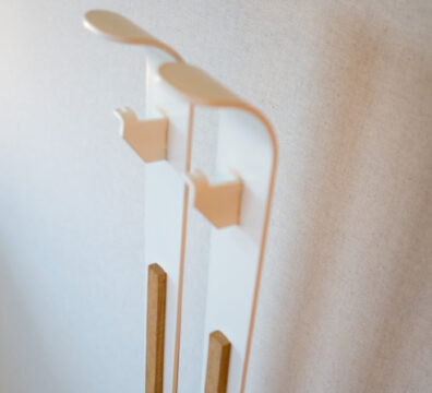 Support d’œuvre desing ARTPINA®. Chevalet moderne, à la forme de skis alpins dans un design fin et épuré