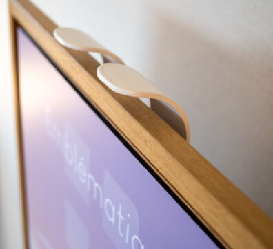 Support d’œuvre desing ARTPINA®. Chevalet moderne, à la forme de skis alpins dans un design fin et épuré