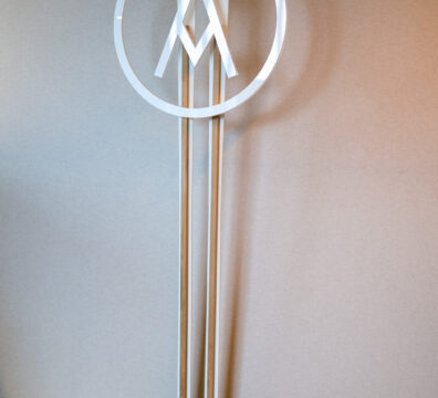 Support d’œuvre desing ARTPINA®. Chevalet moderne, à la forme de skis alpins dans un design fin et épuré