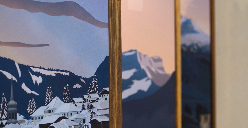 La gamme Tableaux encadrés d'ARTPINA®. Cadre en bois massif avec système magnétique de fixation des oeuvres. Illustration des Alpes en impression sur PVC.