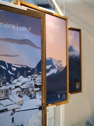 La gamme Tableaux encadrés d'ARTPINA®. Cadre en bois massif avec système magnétique de fixation des oeuvres. Illustration des Alpes en impression sur PVC.